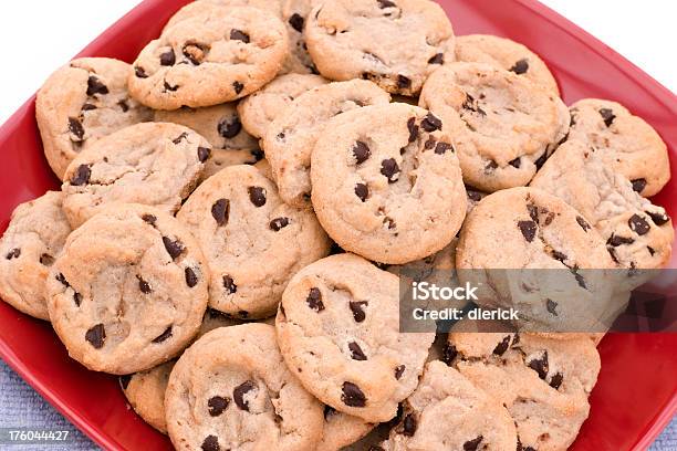 Piatto Di Biscotti Con Scaglie Di Cioccolato - Fotografie stock e altre immagini di Alimentazione non salutare - Alimentazione non salutare, Biscotto con gocce di cioccolato, Biscotto secco