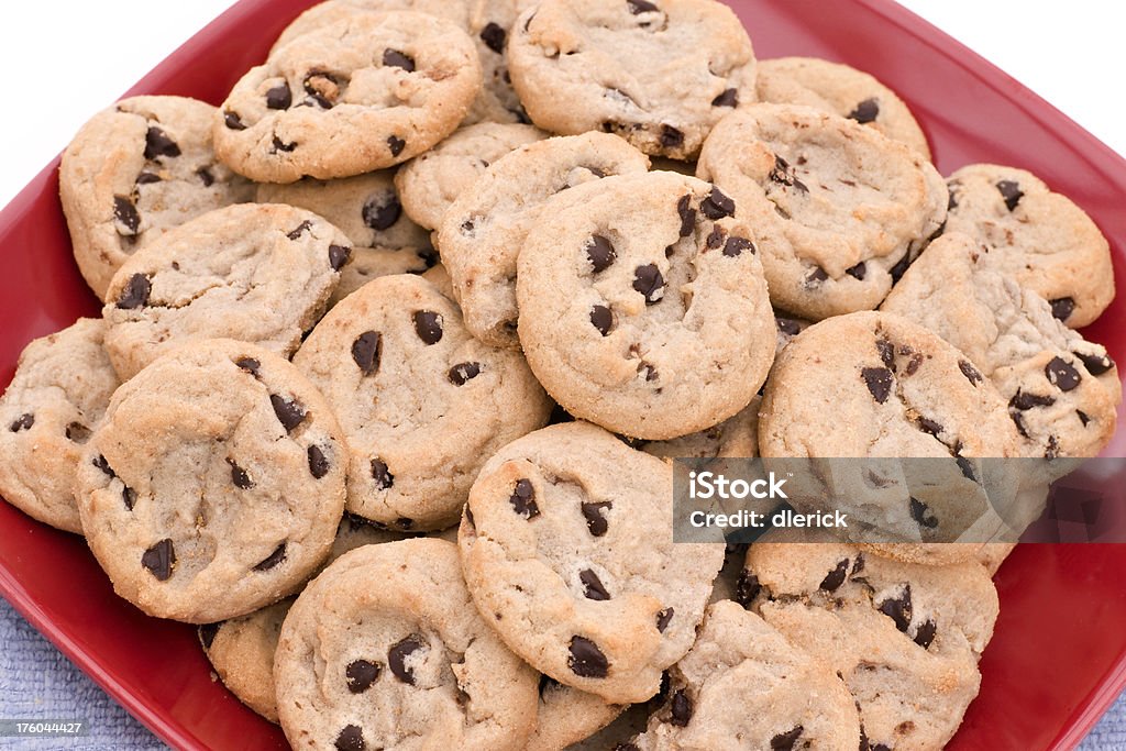 Prato de cookies com gotas de chocolate - Foto de stock de Alimentação Não-saudável royalty-free