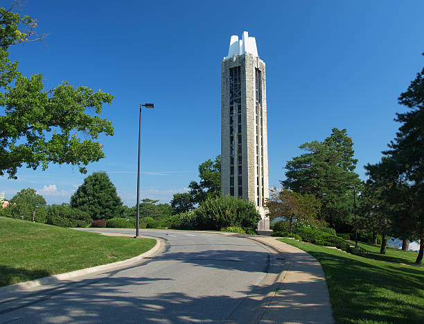 campanile di memorial - university of kansas foto e immagini stock