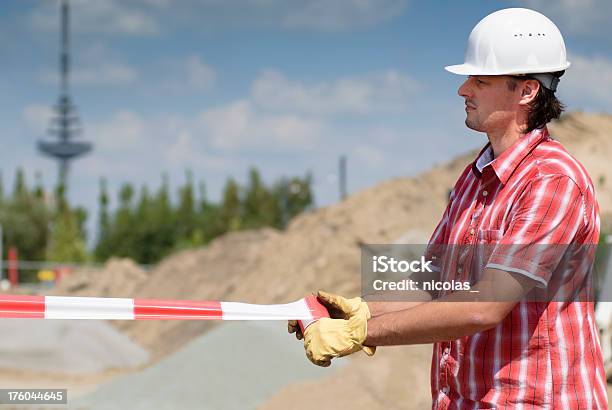 Trabajador De Construcción Foto de stock y más banco de imágenes de A cuadros - A cuadros, Accesorio de cabeza, Barrera de construcción