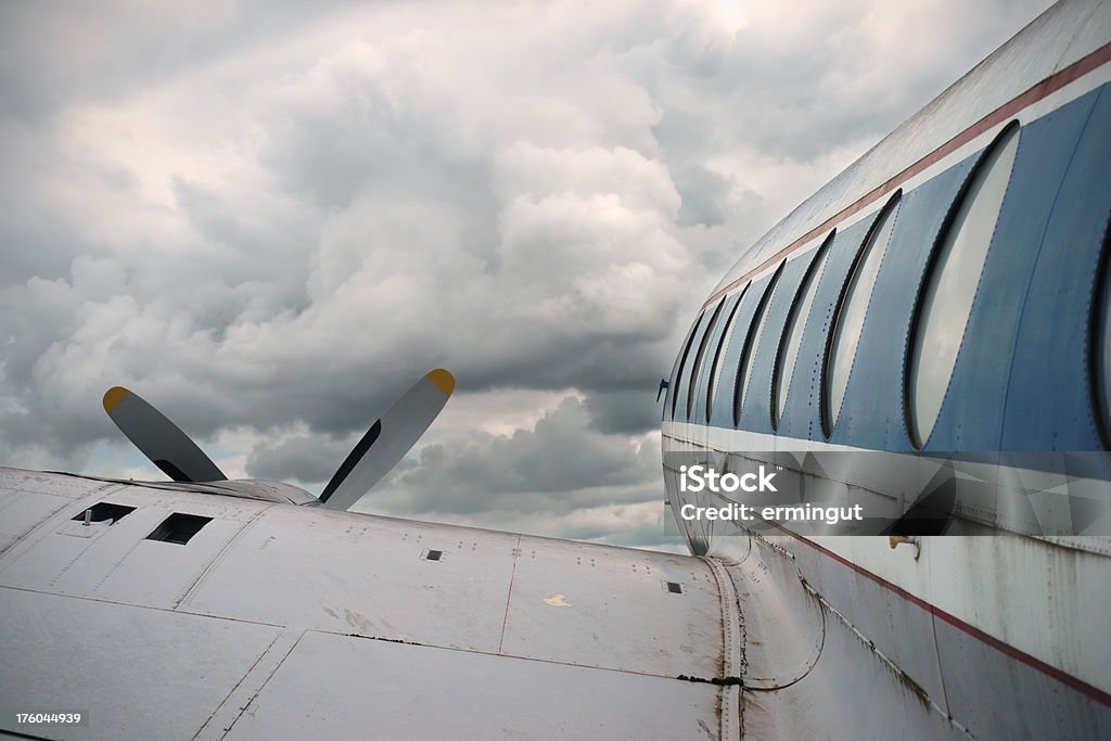 Old plane, направляющихся в темный обеспокоенная небо - Стоковые фото Самолёт роялти-фри