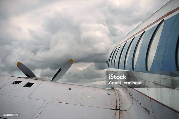 Old Plane Направляющихся В Темный Обеспокоенная Небо — стоковые фотографии и другие картинки Самолёт