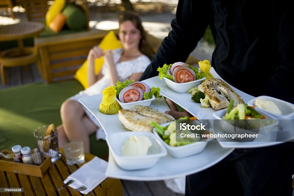 Servindo comida - Foto de stock de Adulto royalty-free