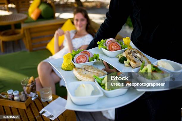 Servir Comida - Fotografias de stock e mais imagens de Adulto - Adulto, Alimentação Saudável, Almoço
