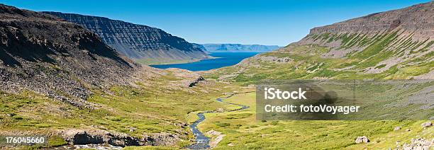 Идиллический Океан Зеленая Долина Синий Fjords Полярного Круга Исландия Panorama — стоковые фотографии и другие картинки Isafjardardjup