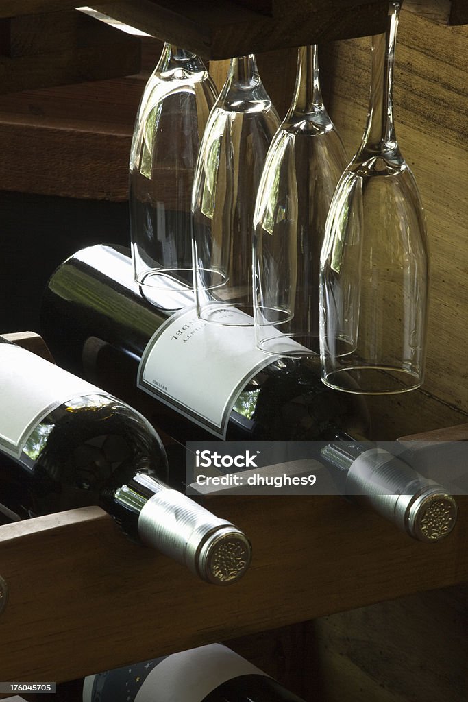 Une bouteille de vin et les verres à longue tige en carré - Photo de Vin libre de droits