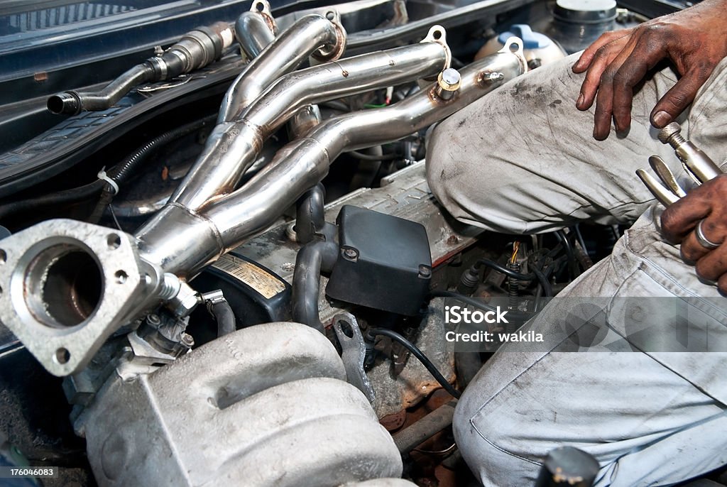 Réparer la voiture-Motorraum - Photo de Accorder un instrument libre de droits