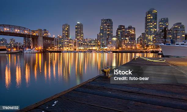 Foto de Vancouver No Centro Da Cidade À Noite e mais fotos de stock de Arranha-céu - Arranha-céu, Burrard Street Bridge, Destino turístico