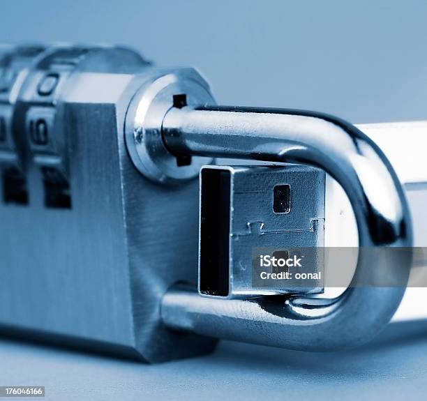 Foto de Fechadura De Porta Usb e mais fotos de stock de Acessibilidade - Acessibilidade, Azul, Cabo USB