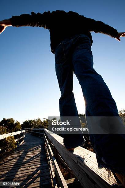 Boardwalk Gleichgewicht Stockfoto und mehr Bilder von Aufnahme von unten - Aufnahme von unten, Gehen, Menschen