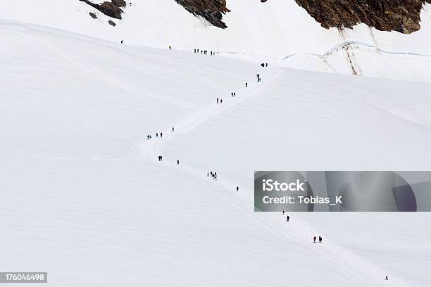 Pessoas A Caminhar Na Neve - Fotografias de stock e mais imagens de Alpes Europeus - Alpes Europeus, Alpes suíços, Andar