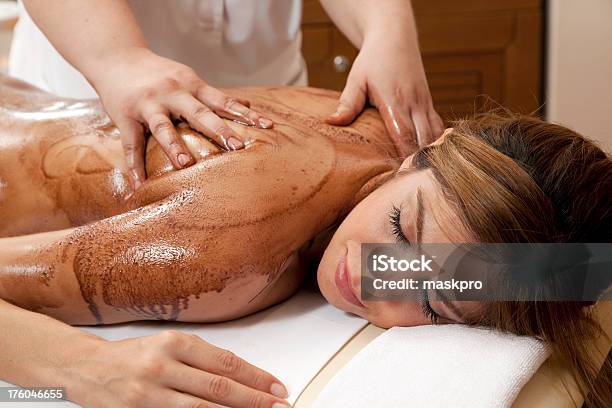 Massage Mit Schokolade Stockfoto und mehr Bilder von Alternative Behandlungsmethode - Alternative Behandlungsmethode, Berühren, Entspannung