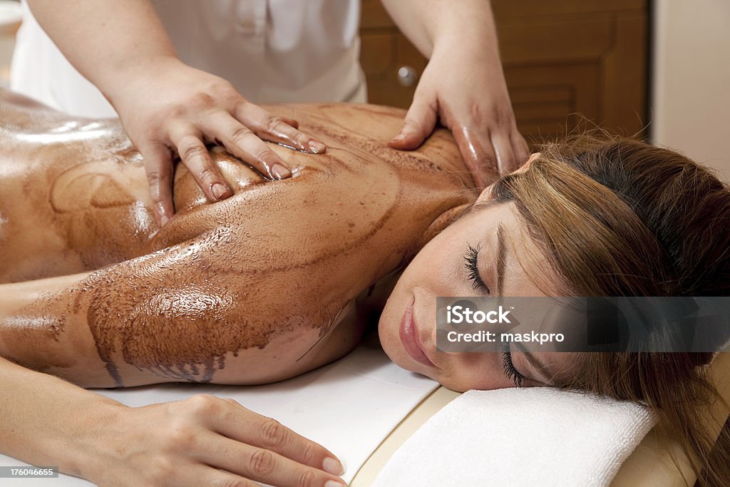 Шоколадное массаж - Стоковые фото Альтернативная терапия роялти-фри