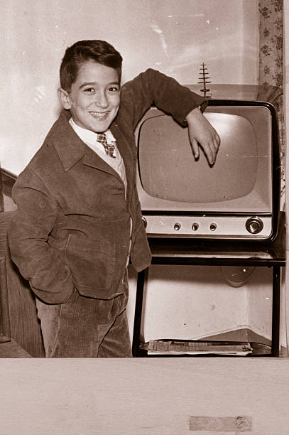 rapaz e primeiro tv.sepia tonalizada - children tv 1950s imagens e fotografias de stock