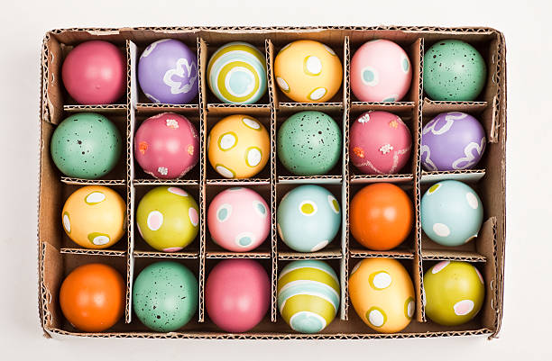 huevos de pascua - carton multi colored easter egg easter fotografías e imágenes de stock