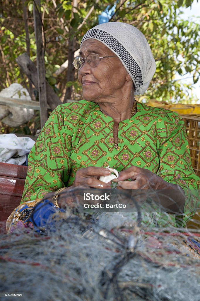 Malesia, donne con Rete di pesca. - Foto stock royalty-free di 70-79 anni