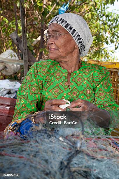 Malesia Donne Con Rete Di Pesca - Fotografie stock e altre immagini di 70-79 anni - 70-79 anni, Adulto, Ambientazione esterna