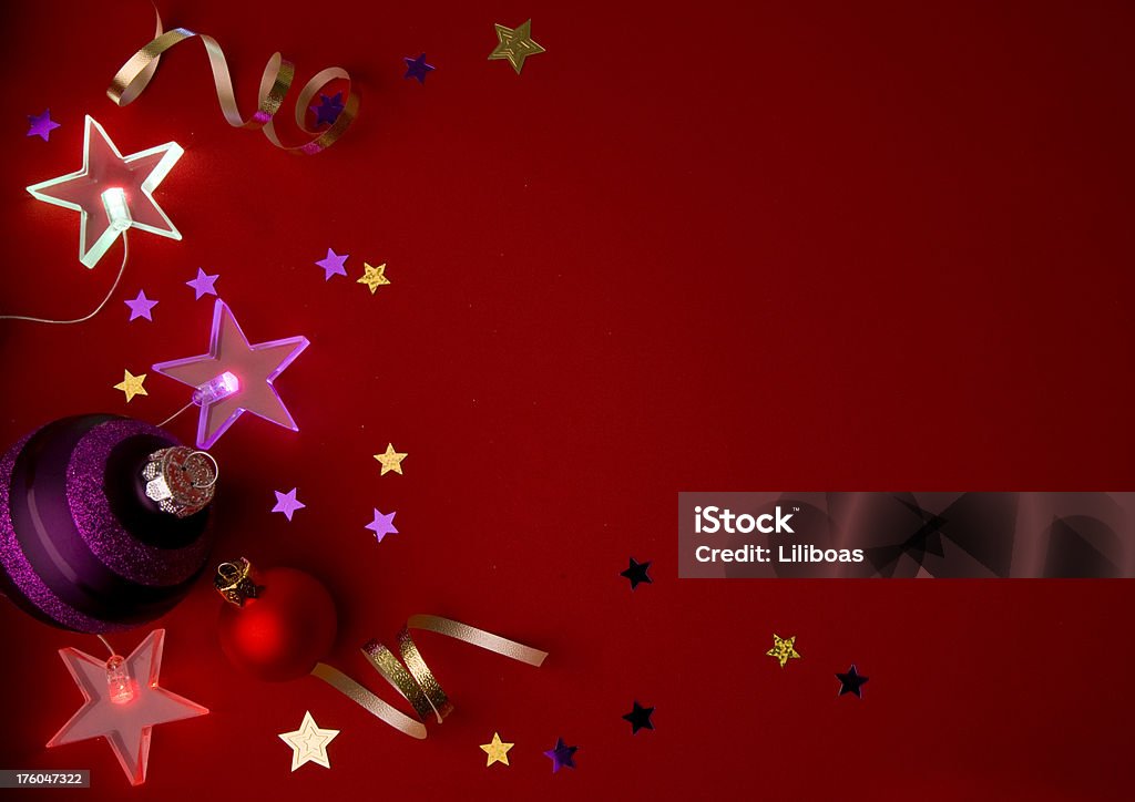 Шариками и звезды на красной - Стоковые фото Ёлочная гирлянда роялти-фри