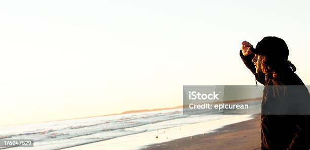 Giovane Uomo Guardare Lalba Sul Bagnasciuga - Fotografie stock e altre immagini di Acqua - Acqua, Ambientazione esterna, Armonia