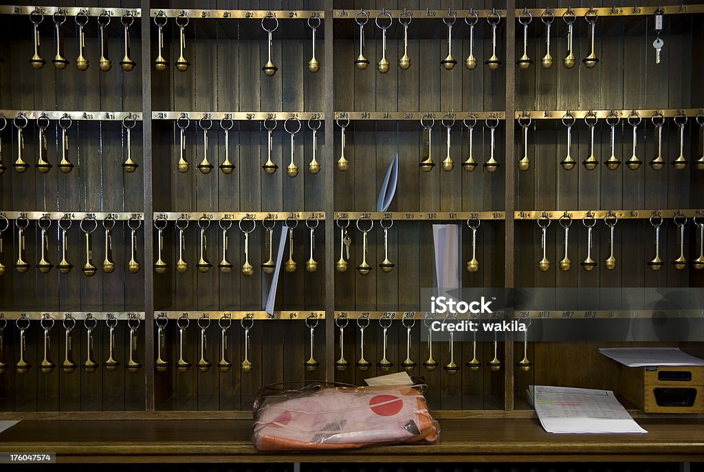 Стойка регистрации в отеле с ключами - Стоковые фото Отель роялти-фри