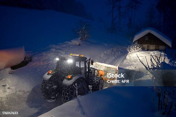 Foto de Limpador De Neve Em Uma Pesada Tempestade Blizzard e mais fotos de stock de Nevasca - Nevasca, Distrito Residencial, Neve