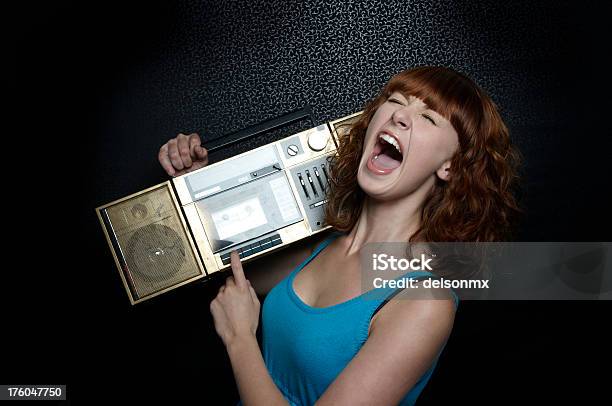 Redhead Piękno Z Boombox - zdjęcia stockowe i więcej obrazów Nastoletnie dziewczyny - Nastoletnie dziewczyny, Radiomagnetofon, 16-17 lat