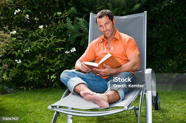 Foto de Homem Lendo No Jardim e mais fotos de stock de 30 Anos - 30 Anos, 40-49 anos, Adulto