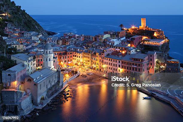 Vernazza Por La Noche Foto de stock y más banco de imágenes de Aire libre - Aire libre, Aldea, Arquitectura