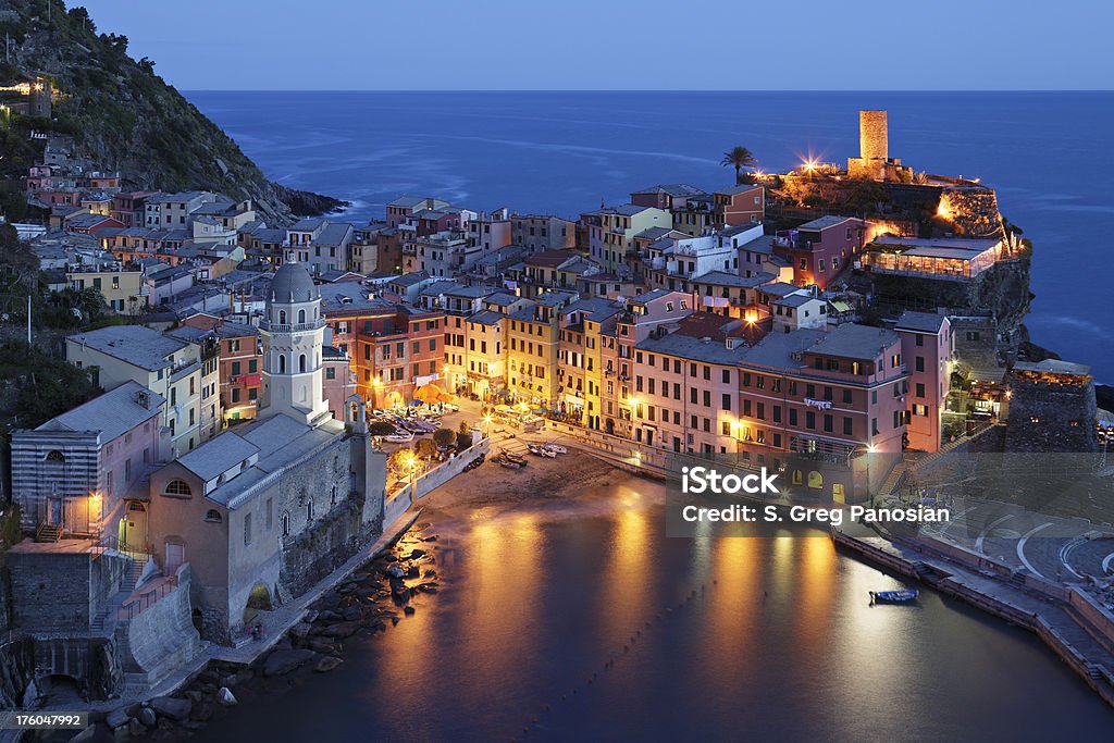 Vernazza à noite - Foto de stock de Aldeia royalty-free