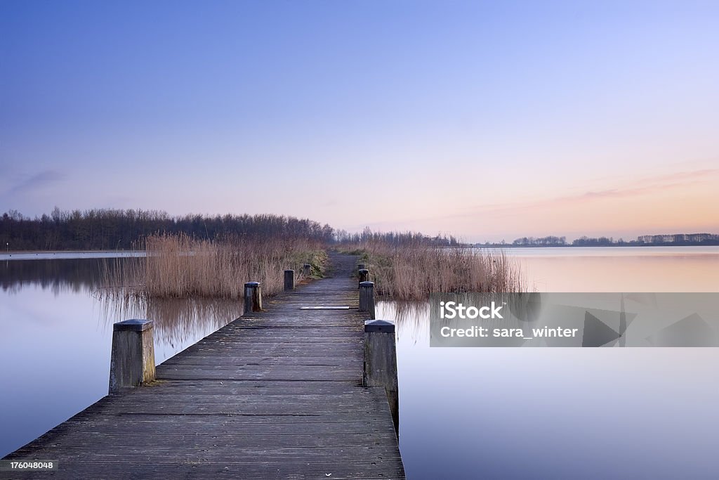 Strandpromenade an einem See in der Dämmerung in den Niederlanden - Lizenzfrei Abgeschiedenheit Stock-Foto