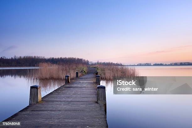 Passeio De Tábuas Em Um Lago Ao Amanhecer Na Holanda - Fotografias de stock e mais imagens de Amanhecer