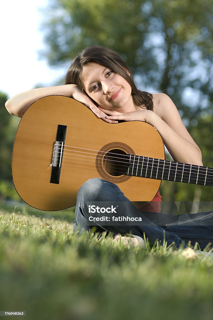 Jeune fille et une guitare - Photo de Activité de loisirs libre de droits
