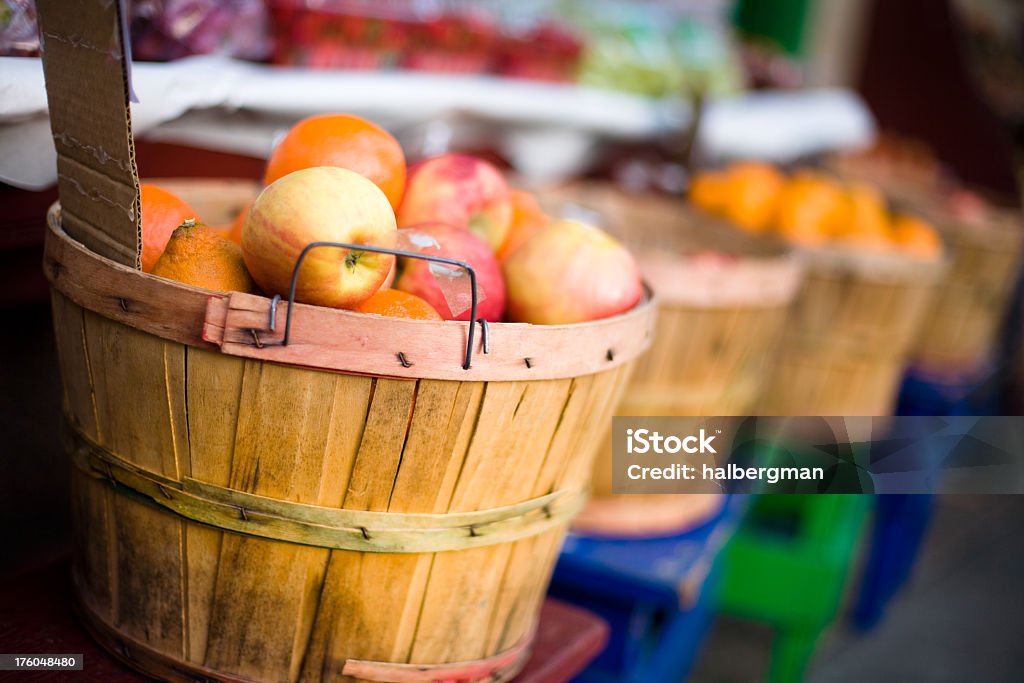 Se completa con canastas de frutas en frente de la tienda de comestibles - Foto de stock de Acera libre de derechos