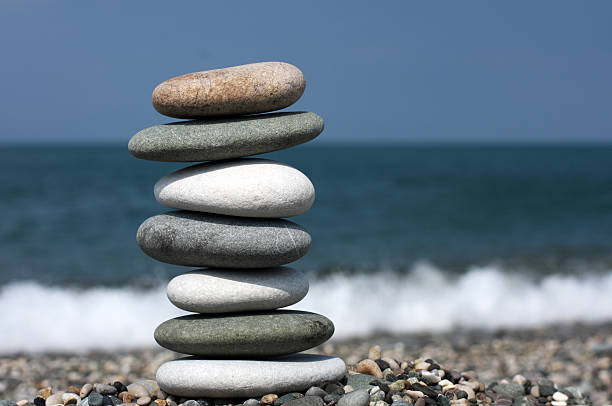 montón de piedras - stone wellbeing zen like blue fotografías e imágenes de stock