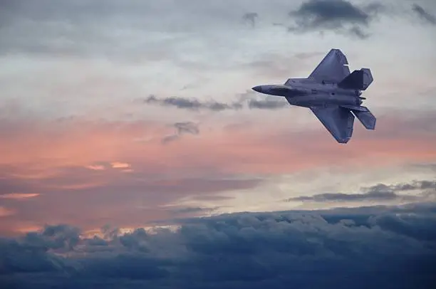 An F22 fighter jet cuts through the sky.