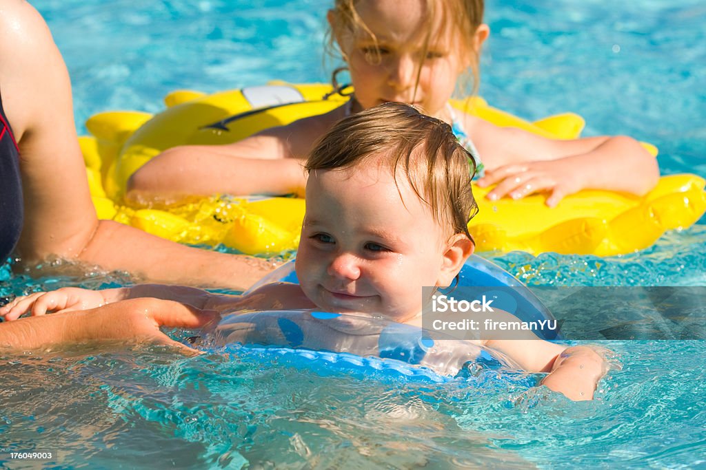 Little baby en la piscina - Foto de stock de Adulto libre de derechos