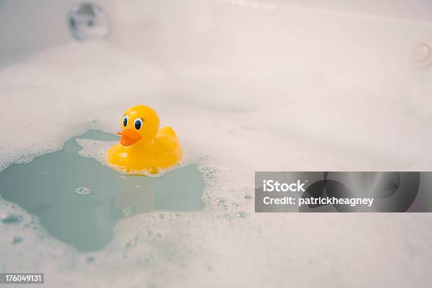 Gumowa Duckie - zdjęcia stockowe i więcej obrazów Wanna - Wanna, Kaczuszka do kąpieli, Zabawka