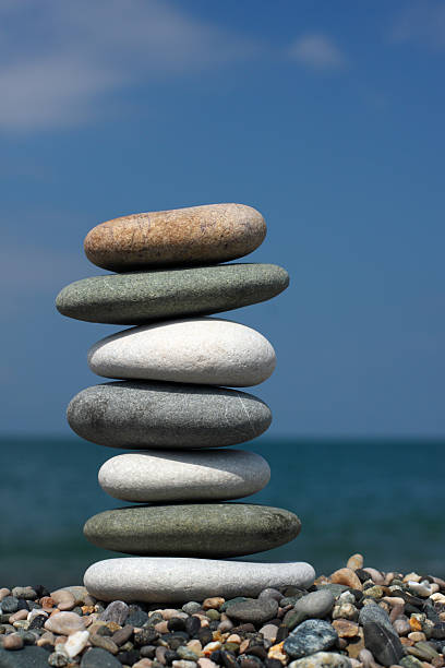 stapel der steine - stone stability balance zen like stock-fotos und bilder
