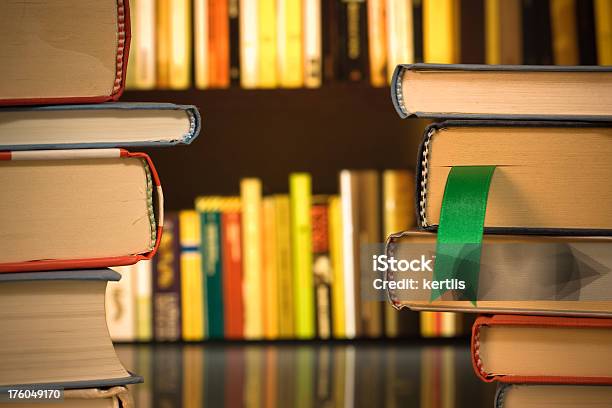 Biblioteca Variedade De Livros - Fotografias de stock e mais imagens de Aprender - Aprender, Biblioteca, Coleção