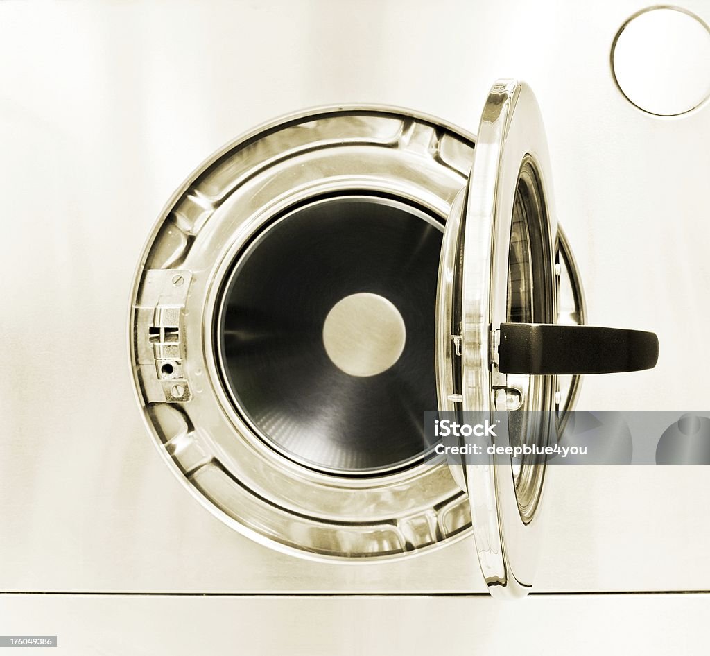 洗濯��機のフロントドアにオープン - クリーニング店のロイヤリティフリーストックフォト