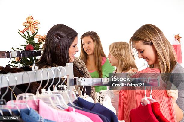 Nastoletnie Dziewczyny Zakupy Świąteczne - zdjęcia stockowe i więcej obrazów 16-17 lat - 16-17 lat, Adolescencja, Białe tło