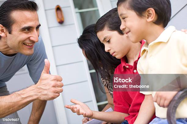 Hispano Padre Dando A Su Familia Un Pulgar Hacia Arriba Foto de stock y más banco de imágenes de Acuerdo