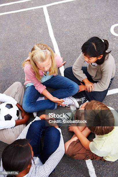 Jungen Und Mädchen Auf Der Straße Sprechen Während Der Sitzung Stockfoto und mehr Bilder von 10-11 Jahre