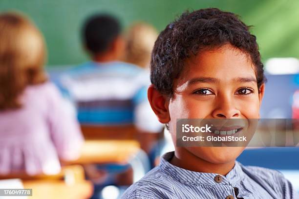 Primer Plano De Niño En Edad Escolar Sonriendo Foto de stock y más banco de imágenes de 10-11 años - 10-11 años, Alegre, Alegría