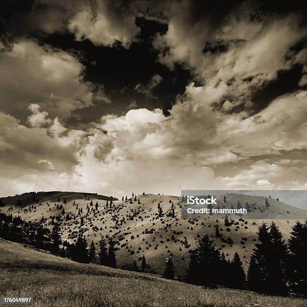 Sépia Cena De Montanha - Fotografias de stock e mais imagens de Antigo - Antigo, Antiguidade, Castanho