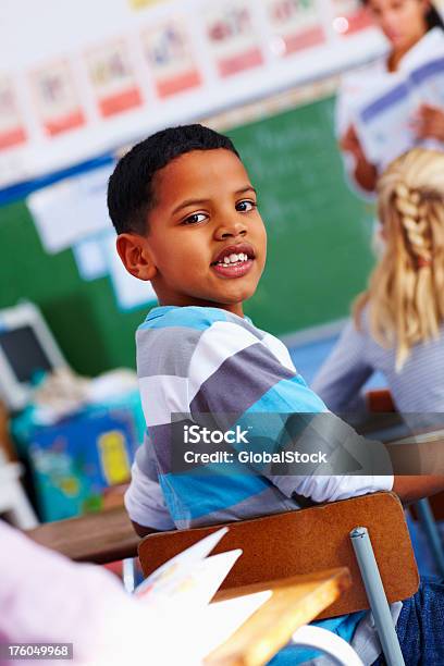 Foto de Retrato De Um Aluno Olhando Para Trás Em Sala De Aula e mais fotos de stock de 8-9 Anos