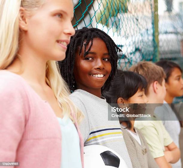 Photo libre de droit de Portrait Dun Garçon Debout Avec Ses Amis banque d'images et plus d'images libres de droit de 10-11 ans - 10-11 ans, 12-13 ans, Activité de loisirs