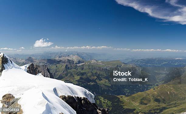 Xxxl Muito Distância Vista A Jungfraujoch - Fotografias de stock e mais imagens de Acima - Acima, Alpes Europeus, Ao Ar Livre