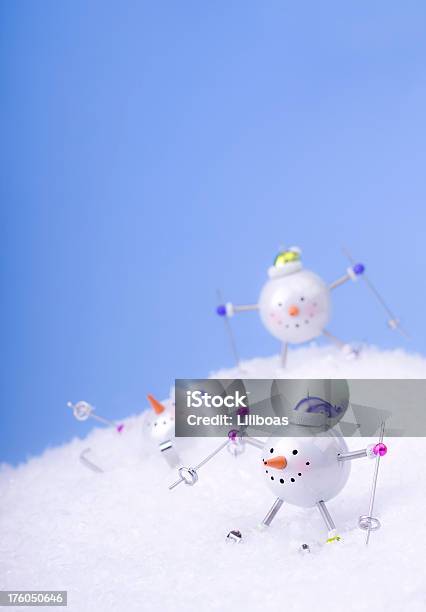 Bonecos De Neve De Esqui - Fotografias de stock e mais imagens de Atividade - Atividade, Azul, Boneco de neve