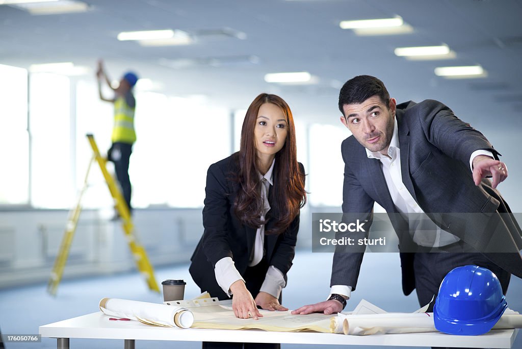 Geschäftspartner besprechen Sie die neue Raumgestaltung für Büro interi - Lizenzfrei 1920-1929 Stock-Foto